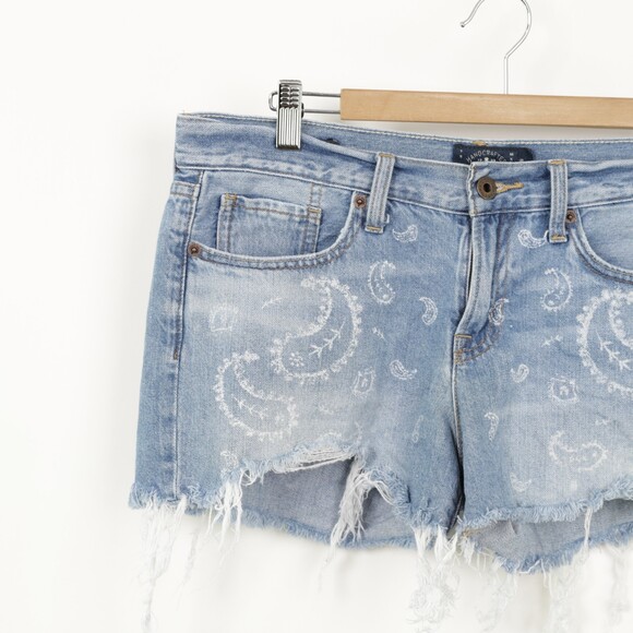 Lucky Brand The Cut Off Blue Paisley Distressed Floral Denim Shorts size 6 / 28 - Picture 4 of 11